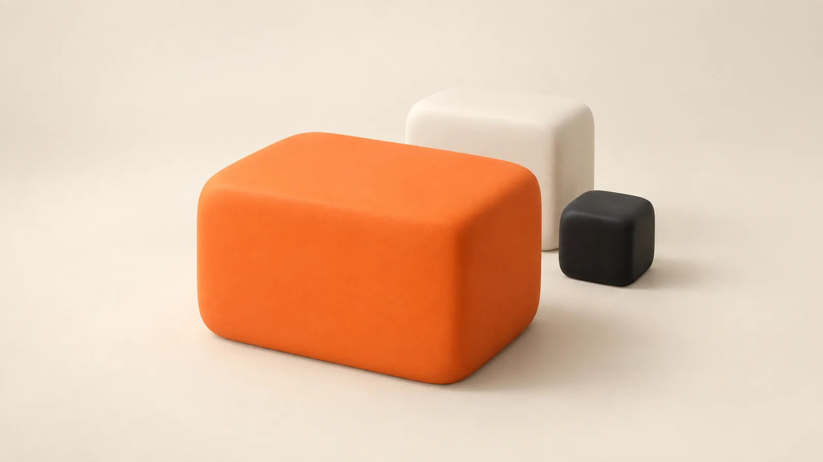 Bloque de arcilla grande naranja delante de dos bloques más pequeños crema y obsidiana.